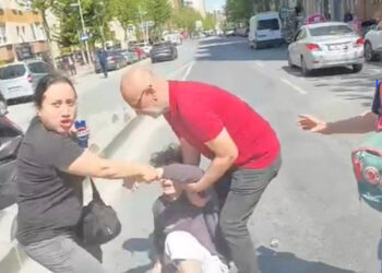 Esenyurt'ta yaya geçidinde tekmeli yol verme kavgası kamerada