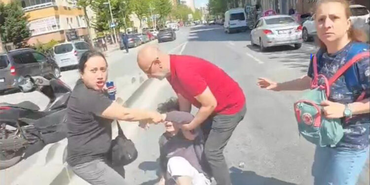 Esenyurt'ta yaya geçidinde tekmeli yol verme kavgası kamerada
