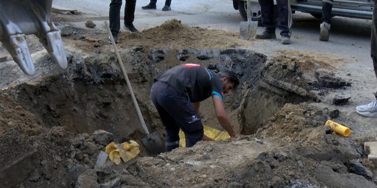 Gaziosmanpaşa'da inşaat kazısı sırasında yol çöktü 