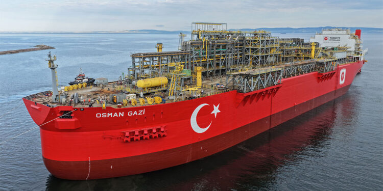 İstanbul Boğazı transit gemi trafiği askıya alındı