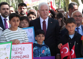 Davut Gül Gülhane Parkı'ndaki 'Aile Yılı Yürüyüşü' ne katıldı