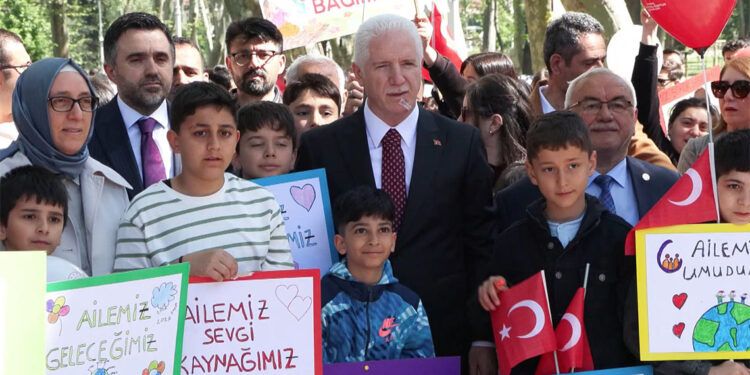 Davut Gül Gülhane Parkı'ndaki 'Aile Yılı Yürüyüşü' ne katıldı