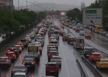 İstanbul'da haftanın ilk mesai günü trafikte yoğunluk oluştu