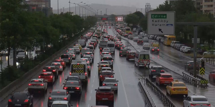 İstanbul'da haftanın ilk mesai günü trafikte yoğunluk oluştu