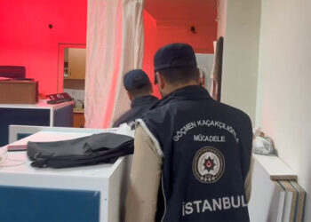 Göçmenlere sahte belge düzenleyen şebekeye operasyon