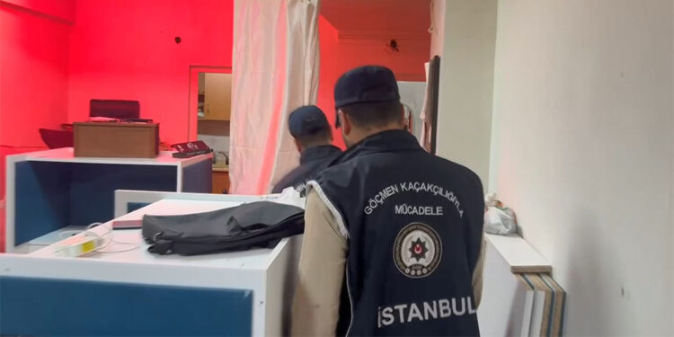 Göçmenlere sahte belge düzenleyen şebekeye operasyon