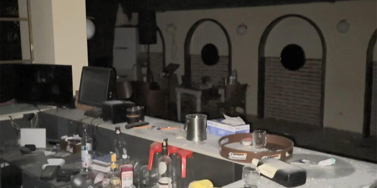 Kağıthane'de eğlence mekanına el bombalı saldırı kamerada