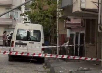 Küçükçekmece'de işçinin yaslandığı aydınlatma direği devrilerek eve girdi