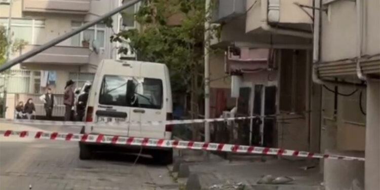 Küçükçekmece'de işçinin yaslandığı aydınlatma direği devrilerek eve girdi