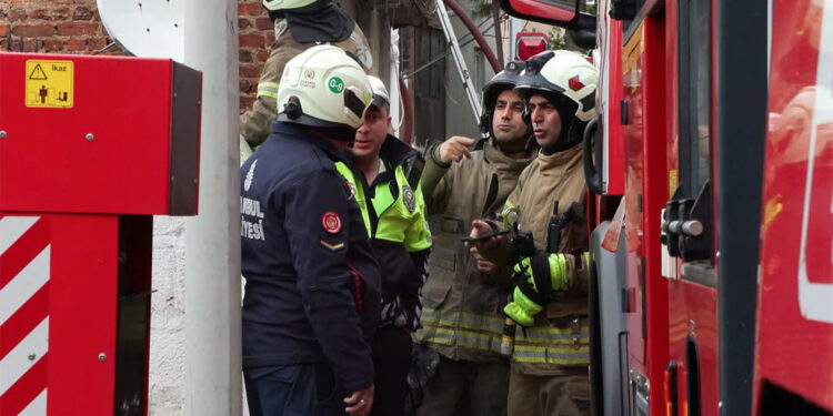 Ortaköy'de 2 katlı binanın 2'nci katında yangın