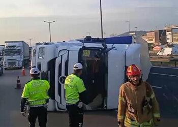 Pendik TEM Otoyolu'nda TIR devrildi; İstanbul yönünde yoğunluk