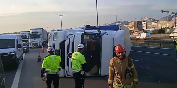 Pendik TEM Otoyolu'nda TIR devrildi; İstanbul yönünde yoğunluk