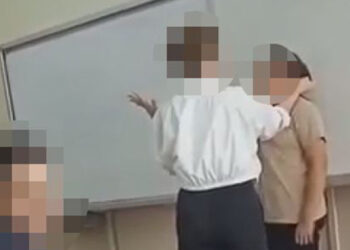 Öğretmenin tahtaya kaldırdığı öğrencisine fiziksel ve sözlü şiddet