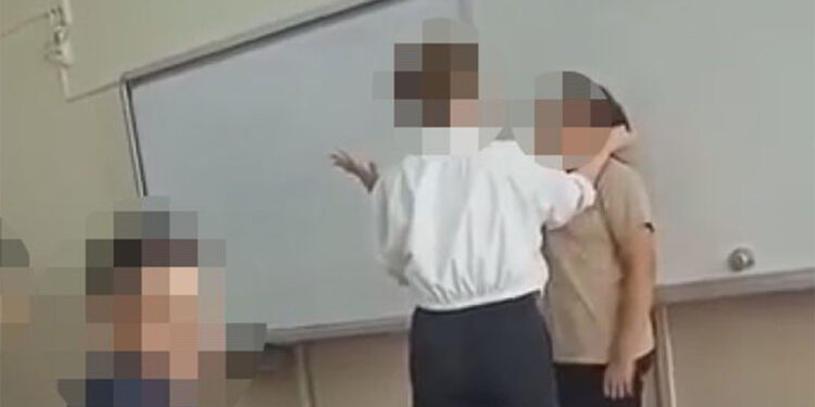 Öğretmenin tahtaya kaldırdığı öğrencisine fiziksel ve sözlü şiddet
