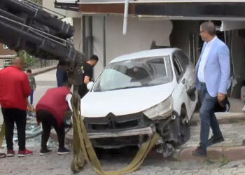 Sancaktepe'de otomobil iş yerine girdi