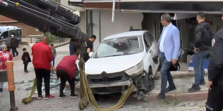 Sancaktepe'de otomobil iş yerine girdi