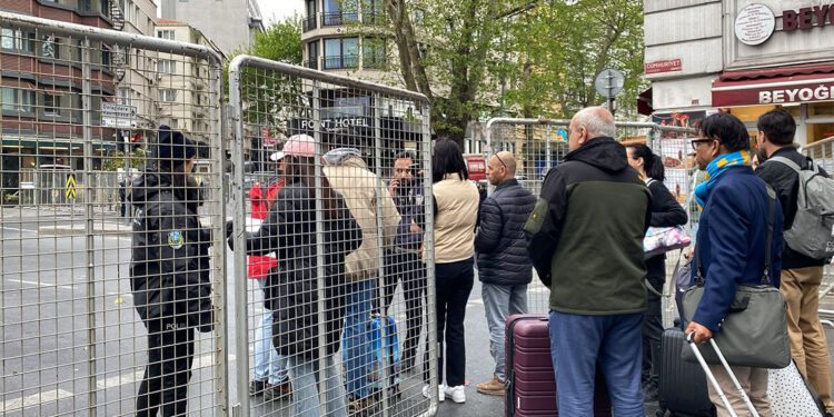 Taksim'e çıkan yollar trafiğe kapatıldı