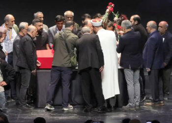 Sırrı Süreyya Önder'in cenazesinde kızı gözyaşlarına boğuldu