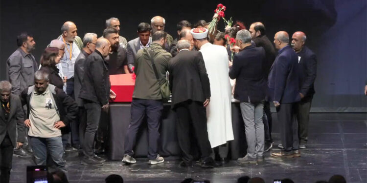 Sırrı Süreyya Önder'in cenazesinde kızı gözyaşlarına boğuldu