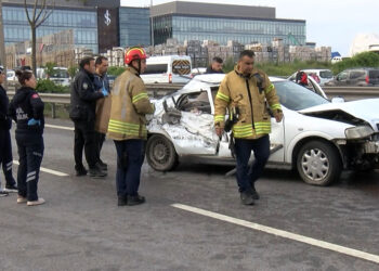 Tuzla'da bariyerlere çarpan otomobil takla atarak savruldu: 1 ölü 4 yaralı