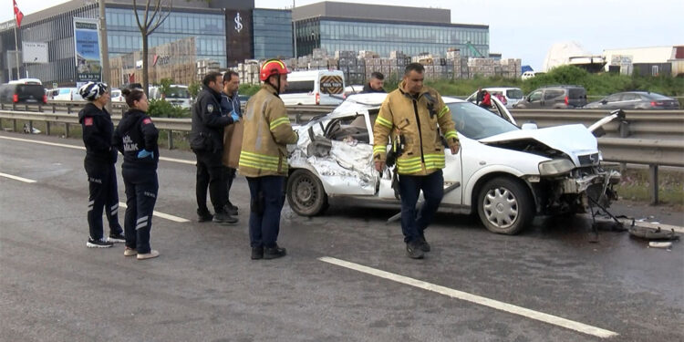 Tuzla'da bariyerlere çarpan otomobil takla atarak savruldu: 1 ölü 4 yaralı