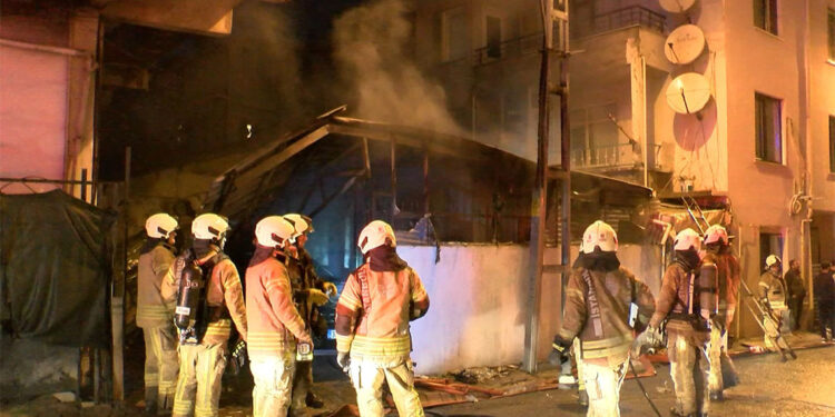 Ümraniye'de gecekonduda yangın