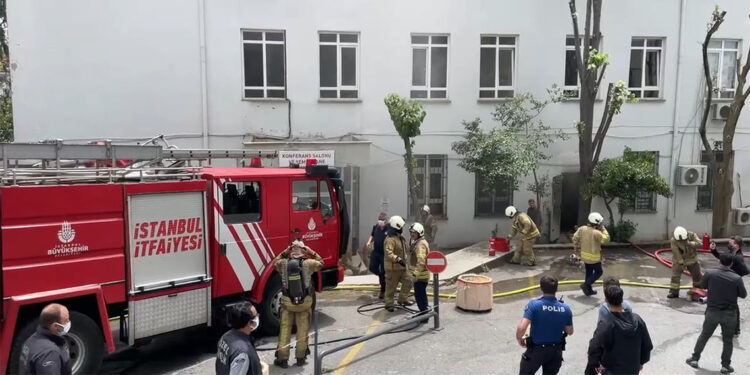 Üsküdar Devlet Hastanesi yanıyor