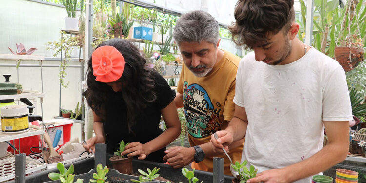 Atıl durumdaki konteyneri kitap okuma ve oyun alanına dönüştürdüler