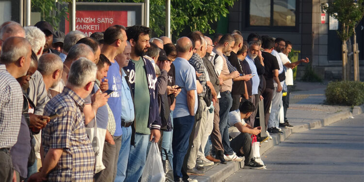 İzmir'de 23 bin işçi greve başladı