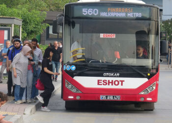 İzmir’de grevin ikinci gününde otobüs duraklarında yine yoğunluk oluştu