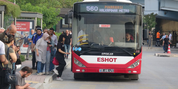 İzmir’de grevin ikinci gününde otobüs duraklarında yine yoğunluk oluştu