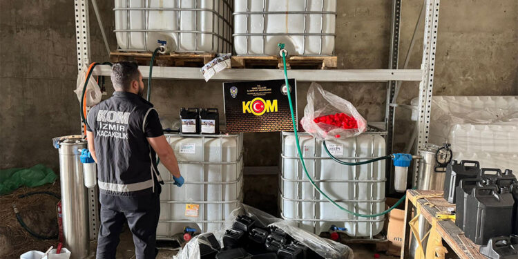 İzmir'de sahte alkol imalatında kullanılan malzemeler ele geçirildi