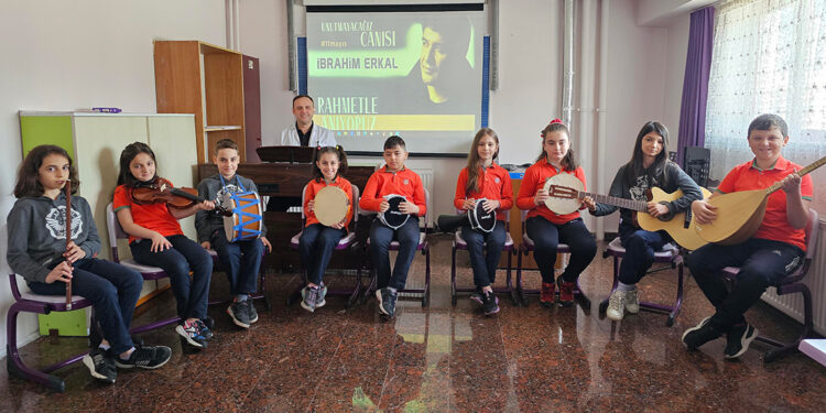 İlkokul öğrencileri, İbrahim Erkal'ı şarkılarıyla andı