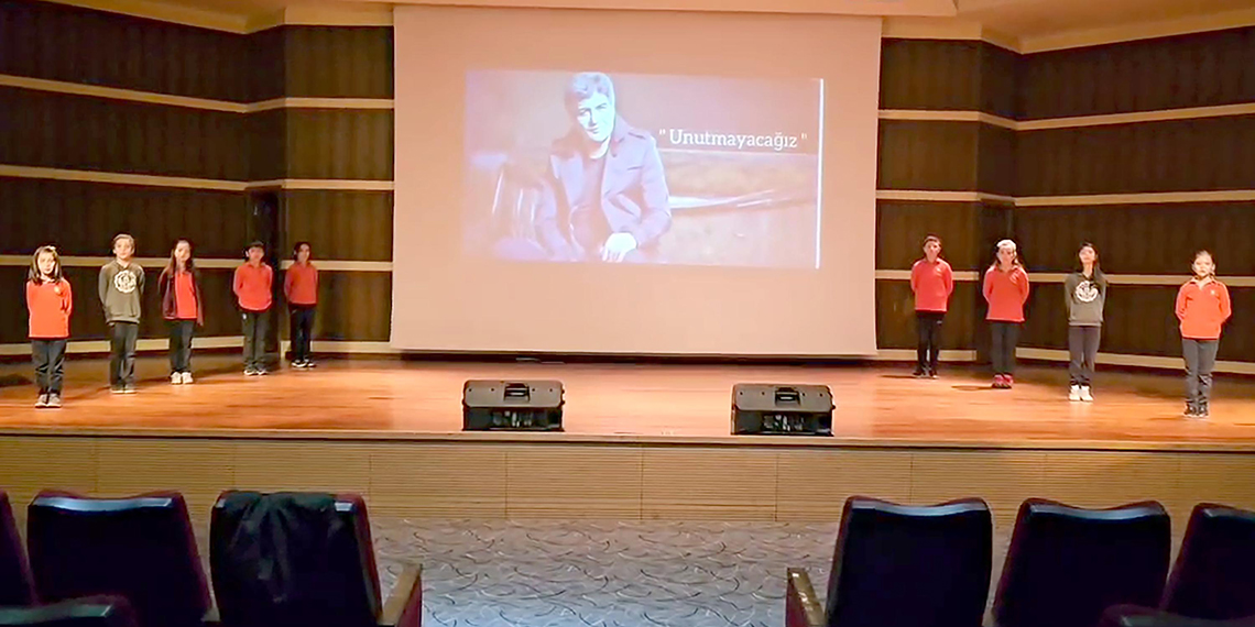 İlkokul öğrencileri, İbrahim Erkal'ı şarkılarıyla andı