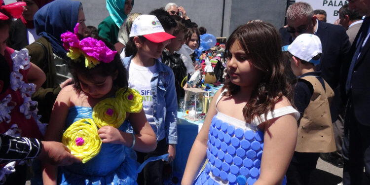 İlkokul öğrencileri, topladıkları atıkları kıyafete dönüştürüp defilede sergiledi