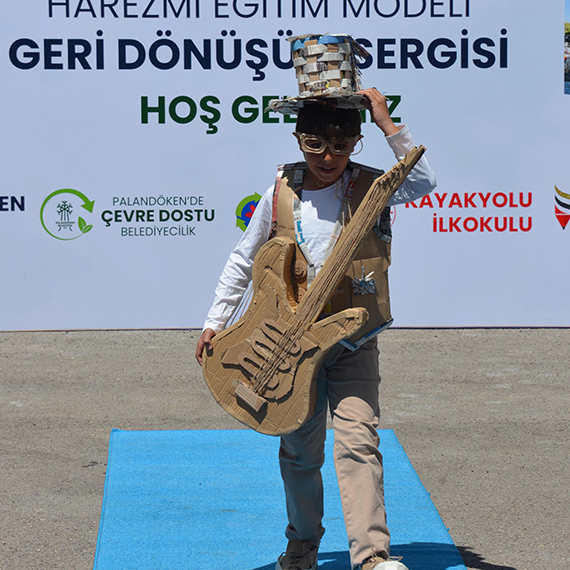 İlkokul öğrencileri, topladıkları atıkları kıyafete dönüştürüp defilede sergiledi