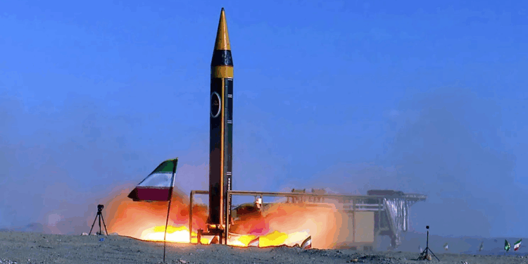 İran, yeni balistik füzesini tanıttı