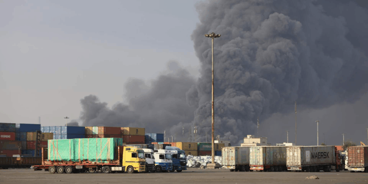 İran'da patlamanın gerçekleştiği limanda yeniden yangın çıktı