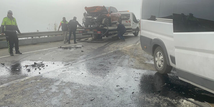 İşçi servis minibüsü ile otomobil çarpıştı: 2’si ağır, 12 yaralı