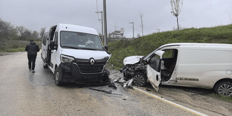 İşçi servisi ile hafif ticari araç kafa kafaya çarpıştı: 13 yaralı