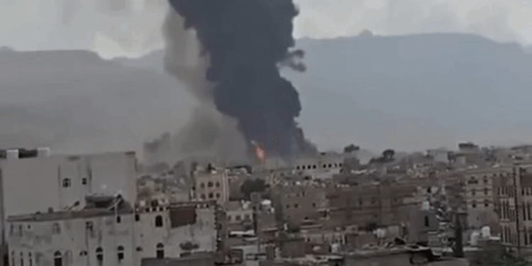 İsrail, Sana Havalimanı'na saldırdı