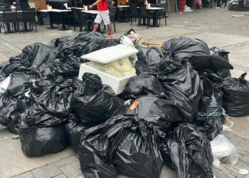 İzmir'de grevin 3'üncü gününde sokaklar çöple doldu