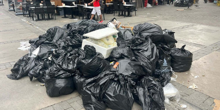 İzmir'de grevin 3'üncü gününde sokaklar çöple doldu