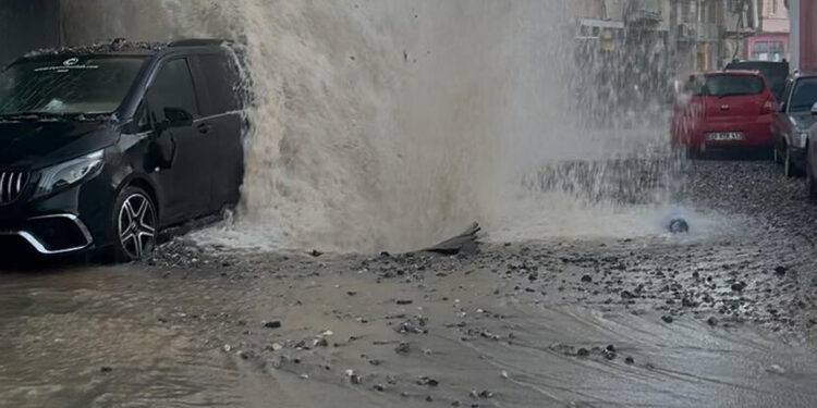 İzmir'de isale hattı patladı; 4 otomobil hasar gördü