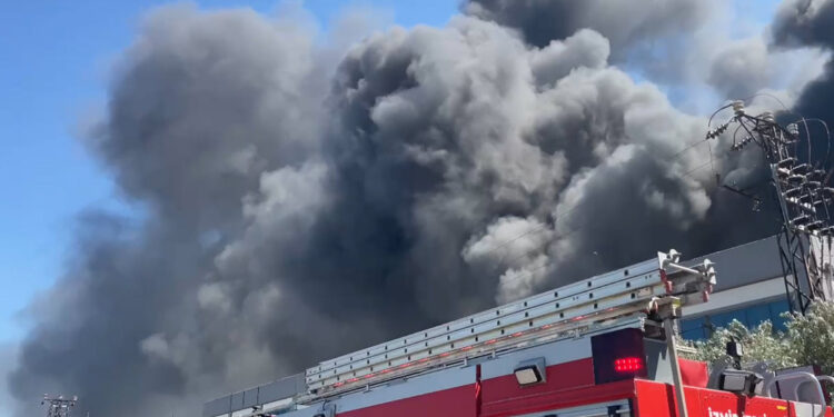 İzmir'de sandalye fabrikasında yangın