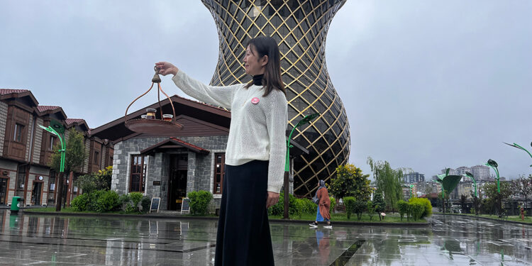 Japonya'nın ilk 'Türk çayı demleme ustası'ndan Rize çayı sunumu