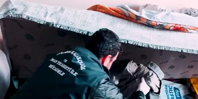 Kaçak göçmenlere sahte belge düzenleyen şüphelilere operasyon