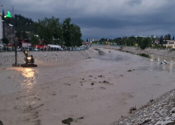 Kadirli'de sağanak yağış sele neden oldu