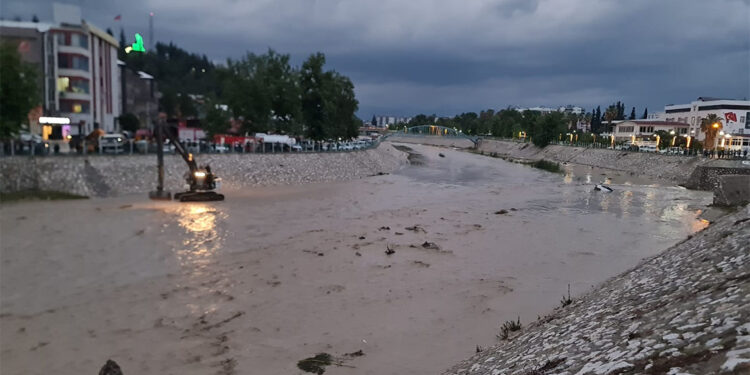 Kadirli'de sağanak yağış sele neden oldu