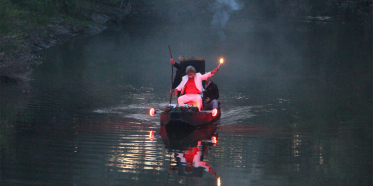 Edirne'de, kağıtlara dileklerini yazıp suya bıraktılar